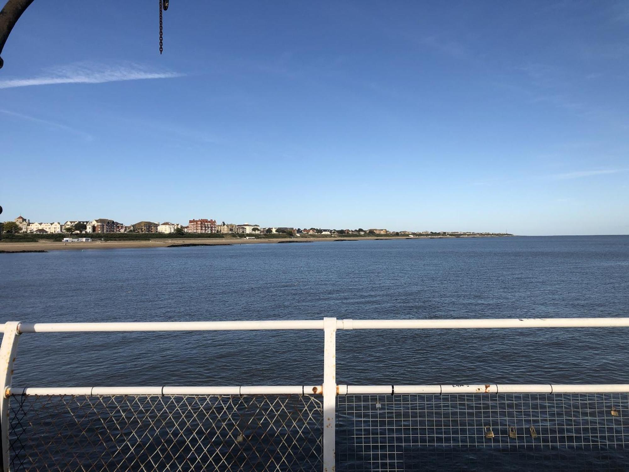 A Wave From It All Great Clacton Экстерьер фото