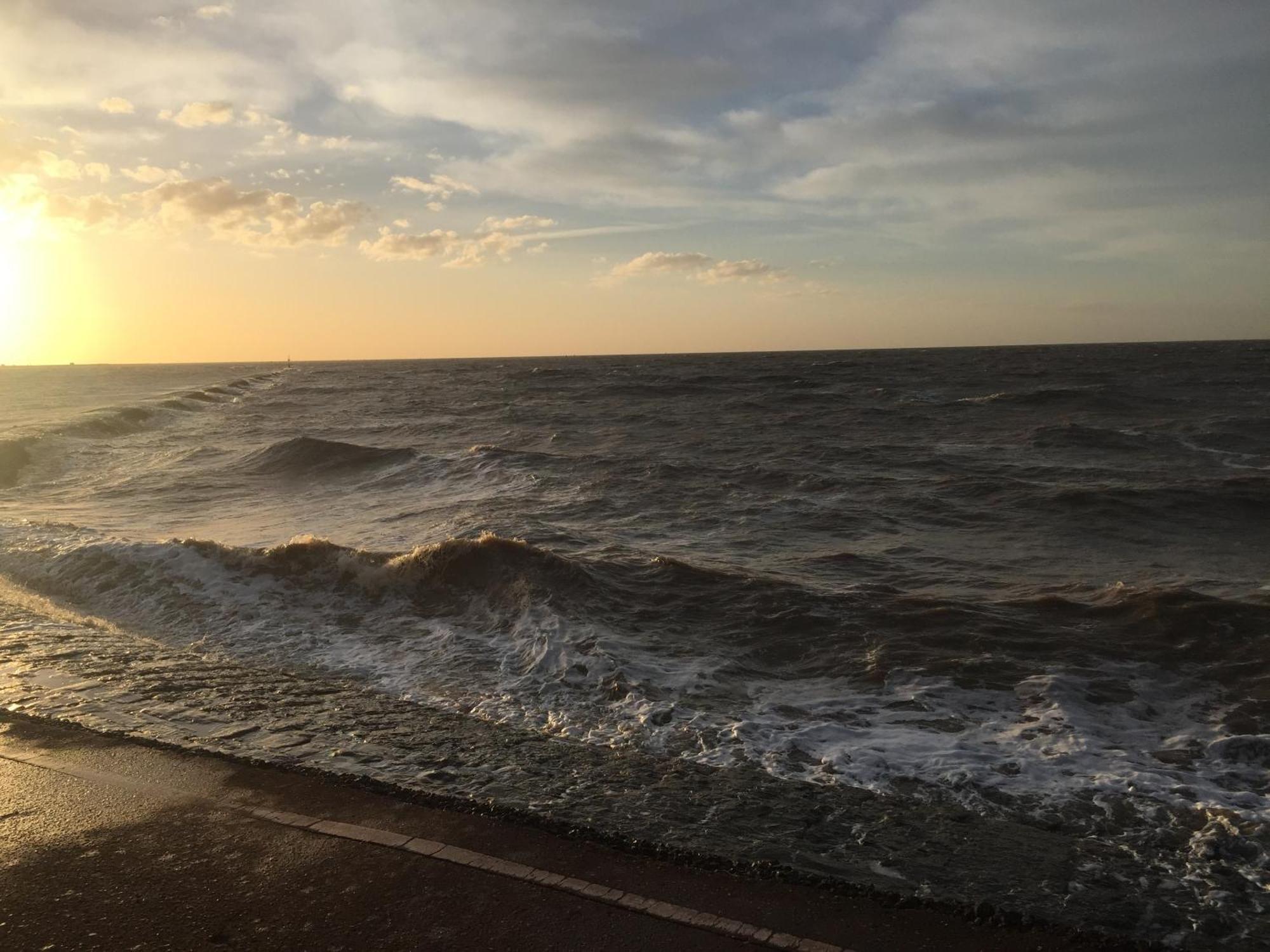 A Wave From It All Great Clacton Экстерьер фото